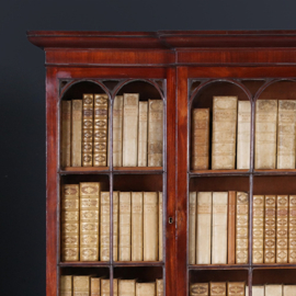 Deze week binnen 3 Engelse Breakfront boekenkasten in verschillende uitvoeringen maten