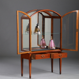Unieke satijnhouten vitrine met halfronde glazen bovenkant ca 1900  (No.232010)