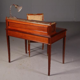 Antieke bureaus / Mahonie schrijftafel met opstand en bronzen hekje ca. 1880 (No.523051)