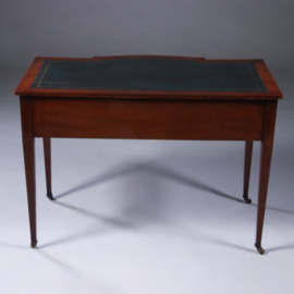 Damesbureau op ranke pootjes en ingelegd met donkerblauw leer ca 1890 (No.222180)