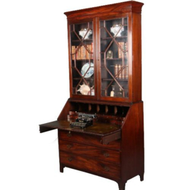 Antieke kast / Engelse secretaire ca . 1800 met orgelgebogen en  getrapt en gebogen interieur en oud groen leer (No.640851)