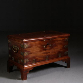 Antieke kist / Kleine kist VOC Genre/ compagniekist Documentenkist ca. 1700 Djatihout met koperbeslag (No.770348)