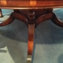 Antieke tafel / Grote ronde notenhouten tafel  niet antiek ca. 1950 1,70 m. geschikt voor 8 stoelen (No.720421)