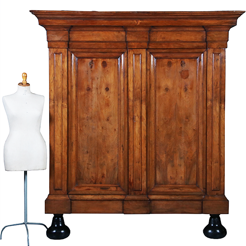 Grote pastoorskast ca 1700 in opvallend blonde kleur fraai patina (No.300205)