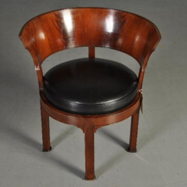 Antieke stoelen / Franse empire armstoel ca. 1815 in mahonie met bloemmahonie en zwart leer (No.301712)