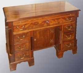 Antieke bureaus / Antiek bureau of  Kneehole desk  (No.78229)