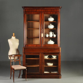 Antieke kast / Hoge strakke bilbotheekkast ca. 1840 in mahonie met glas onder en boven (No.312231)