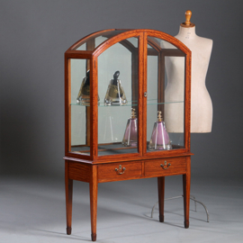 Unieke satijnhouten vitrine met halfronde glazen bovenkant ca 1900  (No.232010)