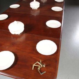 Lange Engelse eetkamertafel met 3 inlegbladen in mooie oude kleur [No.222905)