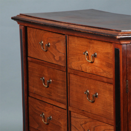 Jaarkast met 1 extra brede lade en 12 maandladen ca 1890 wellington sluitingen (No281405)