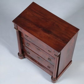 Opvallend kleine fraaie Hollandse Empire commode met 4 laden en 2 zuilen ca 1810  (No.431525)