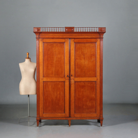 Louis Seize  "Kantoortje" of boekenkast ca 1790 in blond eikenhout met schitterende patina en afneembaar hekje(No.452440)