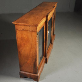 Antieke kast /  Blonde noten vitrine Credenza met breakfront ca. 1890 met originele ontwerptekening (No.430614)