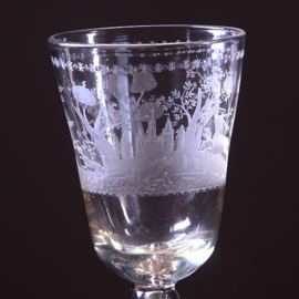 18e eeuwse gelegenheidsglas of bokaal met jachttafereel rond een kasteel op 19e eeuwse zilveren voet (No.322160)