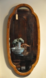 Antieke spiegels / Hollandse notenhouten spiegel facet geslepen in de vorm van geschulpt ovaal  (No.5415321)