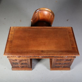 Antieke bureaus / Eikenhouten bureau met 9 faunen op de ladenfronten ca. 1875 (No.560662)