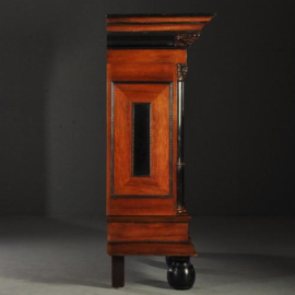 Antieke kast / Hollandse kolommenkast ca. 1700 op drie bolpoten (No.992024)