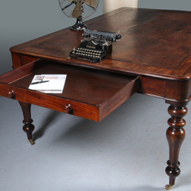 Werktafel óf eetkamertafel met geweldig mooi doorleefd leer een echte leeftafel ca 1840 (No.W283035)