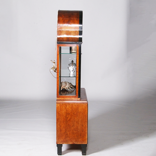 Art Deco Vitrine noten met wortelnoten en zwart gepolitoerde accenten  (no.311005)