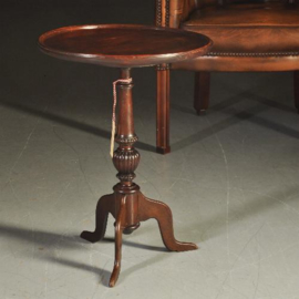 Antieke bijzettafels / Rond mahonie wijntafeltje ca. 1920 in oude doorleefde kleur  (No.340221)