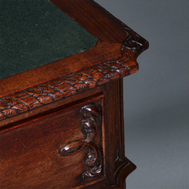 Chique Engels bureau met een groen ingelegd schrijfblad en inspringend front ca 1880 (No.450330)