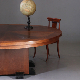 Reusachtige ronde vergadertafel of eetkamertafel 210 cm diameter voor zeker 10 personen art deco ca 1915 (No.992610)