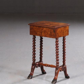 Antieke bijzettafels / Zeer klein bijzettafeltje ca. 1920 op gesneden hoefjes met lade (No.661754)