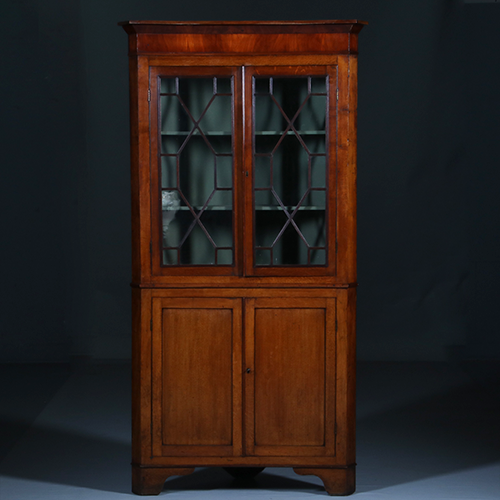 Strakke Georgian hoekkast Welsh ca 1800 eiken met mahonie (No.300240)