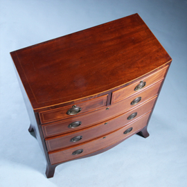 Commode met gebogen front bronzen ladentrekkers en ingelegde biezen ca 1830 (No.222115)