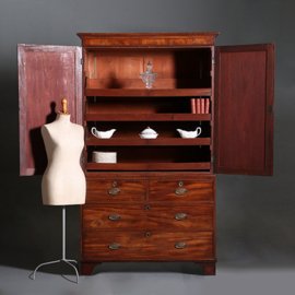 Zeer strak Engels Kabinet in fraaie lichtere mooi verouderde kleur ca 1800 (No.421015)