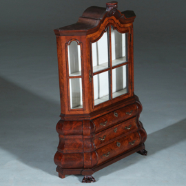 Miniatuur of meesterstuk van een "18e eeuwse wortelnoten porseleinkast"  ca 1885 (No.271745)