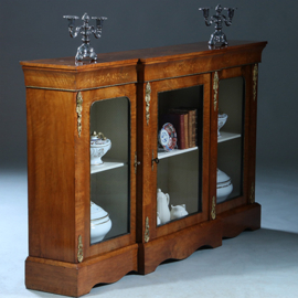 Credenza vitrine met 3 beglaasde deuren ca 1870 notenhouten fraaie nerf (No.230220)
