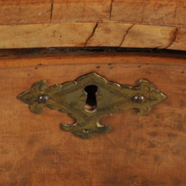 Antieke bijzettafels /  Hollands orgelgebogen 18e eeuws wandtafeltje in noten met wortelnoten  (No.310725)