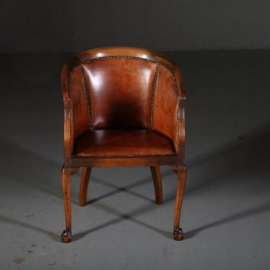Antieke stoelen / Armstoel / Notenhouten bureaustoel ca. 1890 in oud leer op elegante gebogen poten (No.560661)
