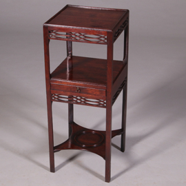 Etagiere nachtkastje Engelse bedside tabel of nightstand in mahonie met lade ca 1820 (No.452430)