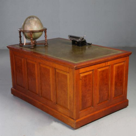 Antieke bureaus / Bureau met groen leer en dichte achterzijde ca. 1875 in eiken met worteleik (No.781993)