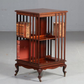 Antieke bijzettafels / Engelse mahonie boekenmolen ca. 1890 op een vierkant vast onderstel (No.582944)