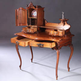 Fijne kwaliteit notenhouten damesbureau ca 1875 asymmetrisch en geparketteerd (No.991935)