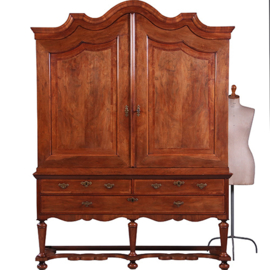 Majestueus kruisvoet kabinet met gewelfde kroon in noten met mahonie visgraat ca 1720 (No.991940)