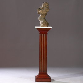 Zeer hoge pedestal of zuil in mahonie met wit warmer goudkleurige cannelures (No.922865)