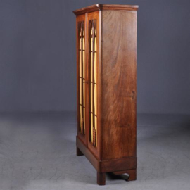 Antieke kast / Boeken kast met pijlen Empire / biedermeier ca. 1820 uitneembare gordijnen (No.200398)