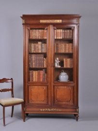 Antieke kast / Franse boekenkast met gaaspanelen notenhout met brons ca. 1875 (No.473626)