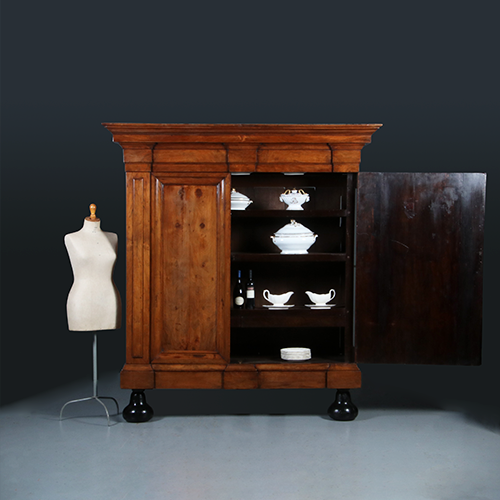 Grote pastoorskast ca 1700 in opvallend blonde kleur fraai patina (No.300205)