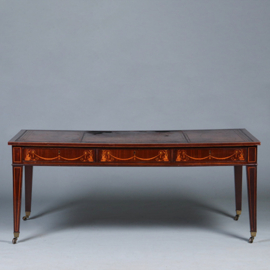 Strakke partnerschrijftafel met zwierig inlegwerk en prachtig doorleefd leer ca 1890 (No.450335)