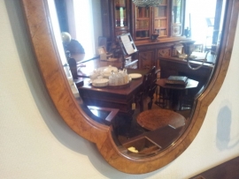 Antieke spiegels / Hollandse notenhouten spiegel facet geslepen in de vorm van geschulpt ovaal  (No.5415321)