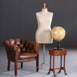Antieke bijzettafels / Zeer klein bijzettafeltje ca. 1920 op gesneden hoefjes met lade (No.661754)