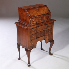 Kleine Secretaire of scriban in wortelnoten op cabriolet poten ca. 1750 (No.951405)