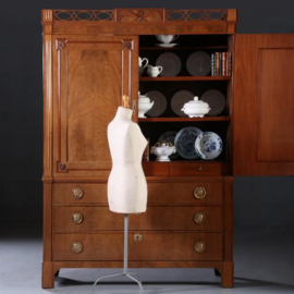 Antieke kast / Zeer strak Louis Seize kabinet ca. 1790  in blond mahonie (No.781550)