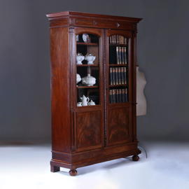 Boekenkast / Servieskast mahonie ca 1875 met 6 schappen (No.230205)
