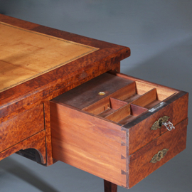 Chique Napoleon III bureau plat ca 1870 Thuyawortel en goud gestempeld  leer (No.283045)